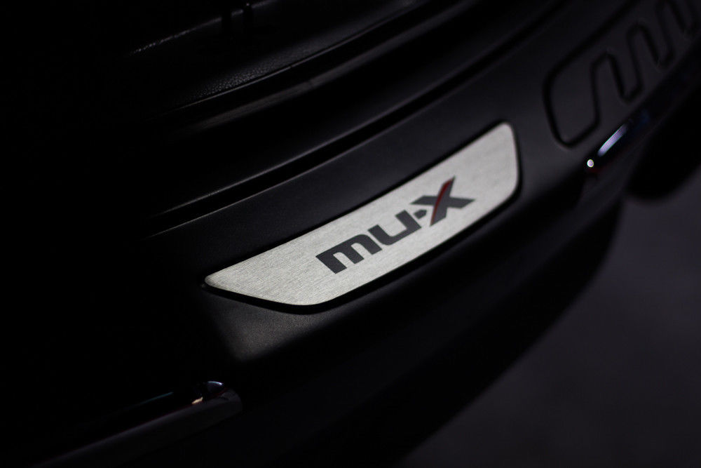 FOR NEW ISUZU MUX 2014 SUV FITT CHROME+BLACK TAIL REAR BUMPER